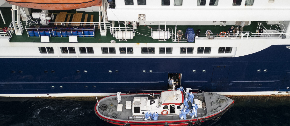 Esta vista aérea muestra a personal sanitario ayudando a pacientes a subir a una embarcación desde el crucero MV Hondius.