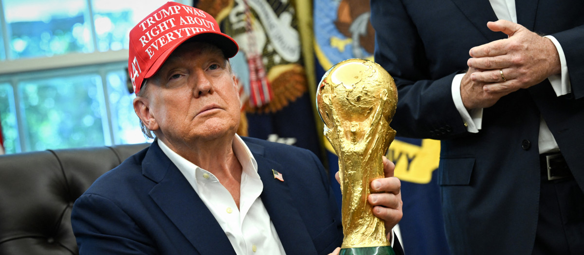 Donald Trump sujetando la Copa del Mundo en la Casa Blanca