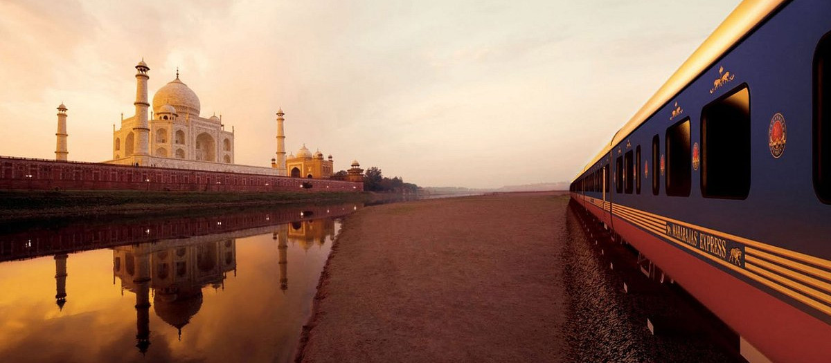El tren más lujoso del mundo a su paso por el Taj Mahal, en India