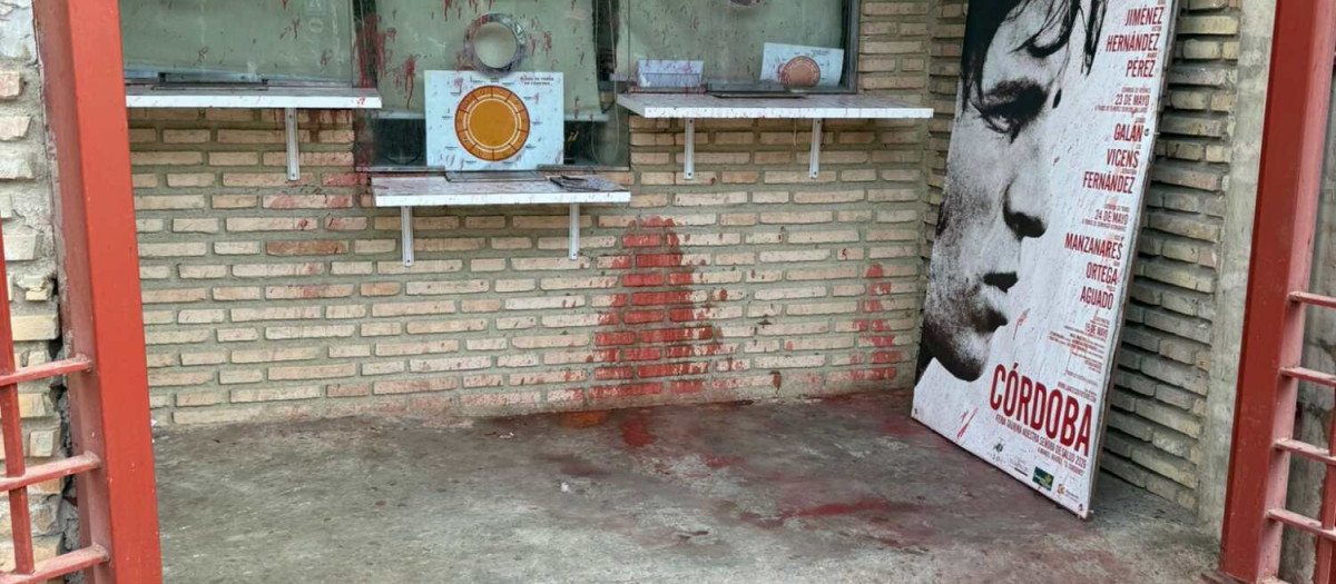 Estado en que ha quedado la taquilla de la plaza de toros de Córdoba tras el acto vandálico