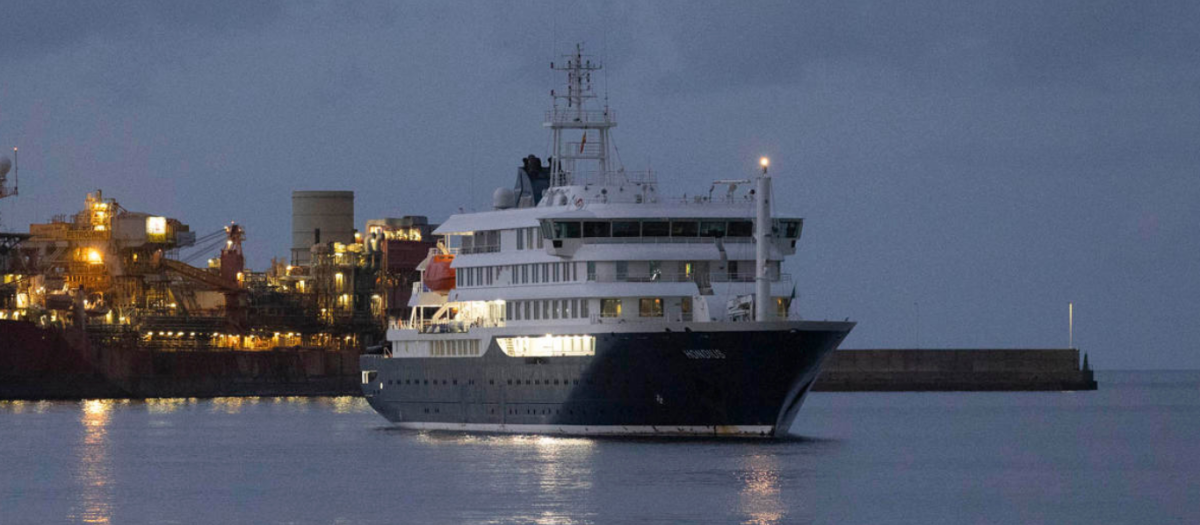 El MV Hondius llegando al puerto de Granadilla