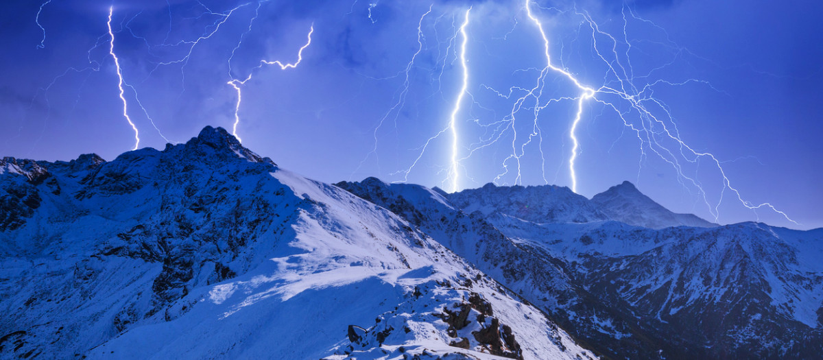 Montañas Tatra, en Polonia, con el pico Kasprowy Wierch durante una tormenta eléctrica