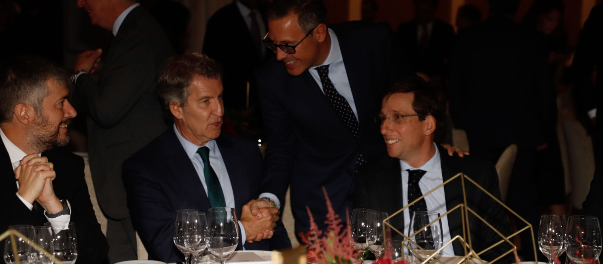Alberto Núñez Feijóo y José Luis Martínez Almeida en los IV Premios de El Debate