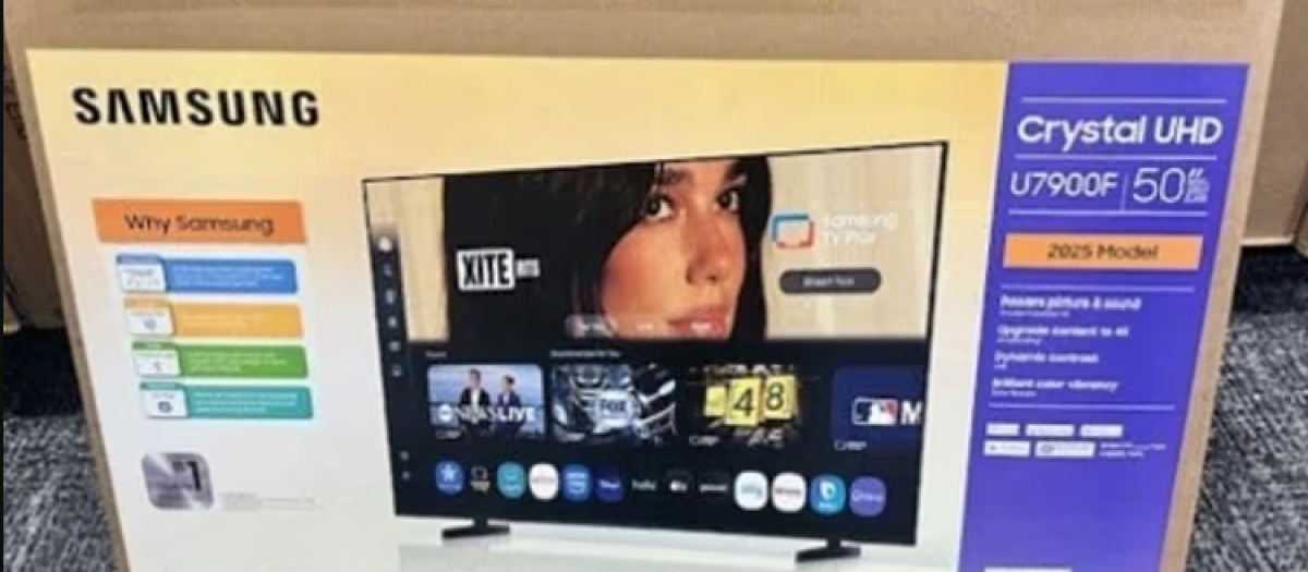 El embalaje de televisores de Samsung con la imagen de Dua Lipa