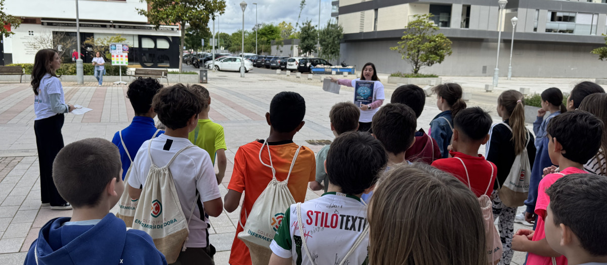 Más de trecientos estudiantes y ciudadanos visitan el espacio ‘Pregunta a Tu Enfermera’, con múltiples stands, talleres y actividades lúdicas para mejorarla salud y el bienestar