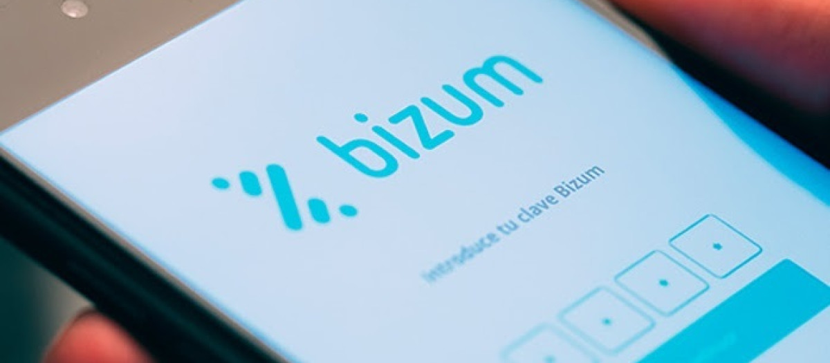 Imagen de un usuario utilizando Bizum en su móvil