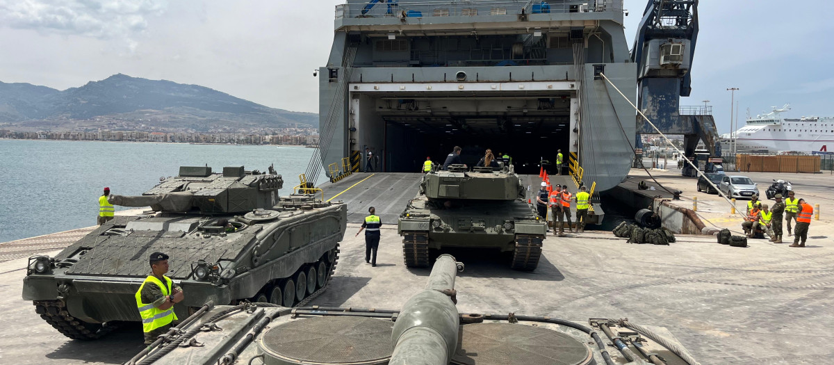 El buque Ysabel carga carros de combate en Ceuta y Melilla para transporte a Tarragona