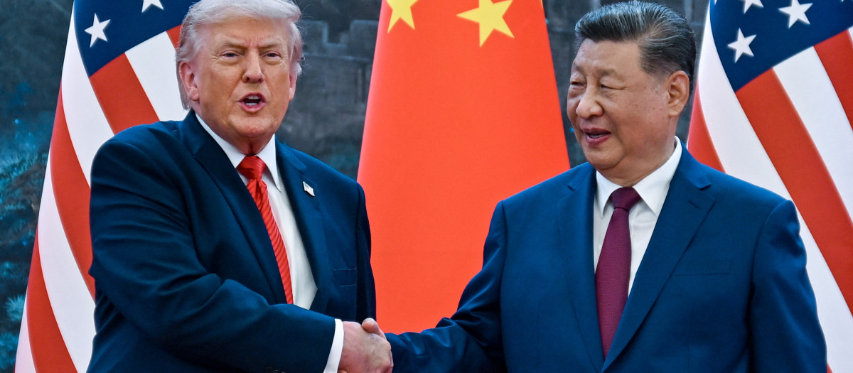 El presidente estadounidense Donald Trump (derecha) estrecha la mano del presidente chino Xi Jinping en el Gran Salón del Pueblo en Pekín