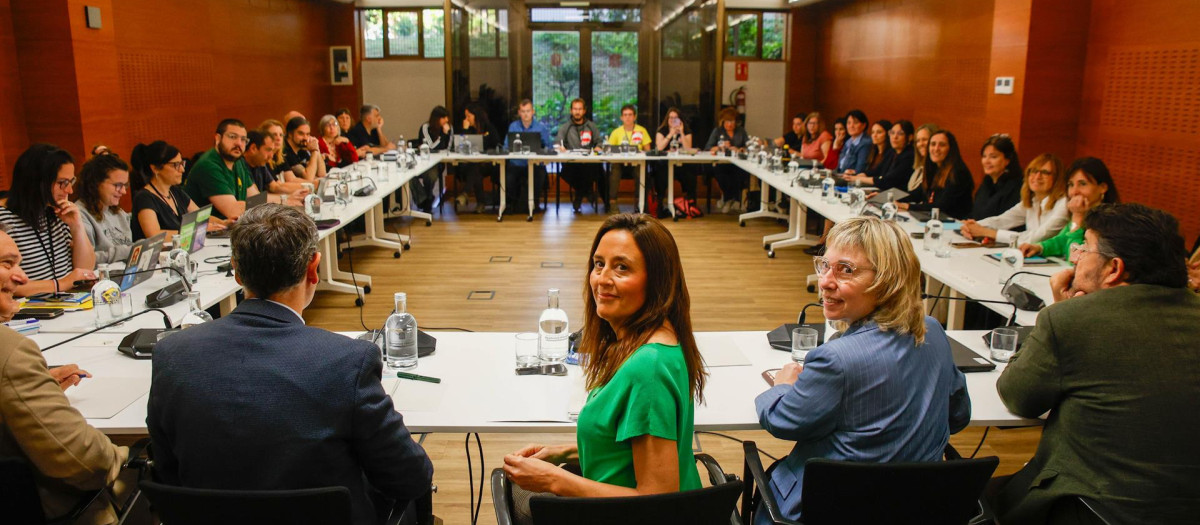 La consejera de Educación, Esther NIubó (en primer término), junto a los representantes sindicales