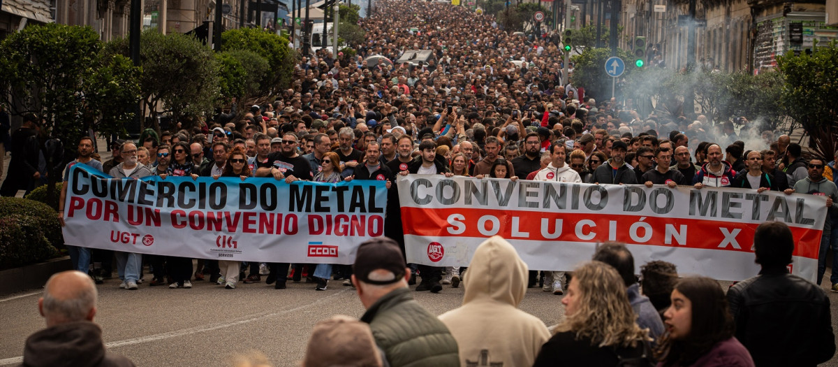 Manifestantes durante la segunda jornada de huelga del sector del Metal, a 14 de mayo de 2026, en Vigo, Pontevedra, Galicia (España). El sector del Metal celebra hoy la tercera de tres jornadas de huelga convocadas para los días 7, 13 y 14 de mayo con el objetivo de denunciar la falta de avances en la negociación del nuevo convenio a pesar de llevar ya más de 10 reuniones entre sindicatos y patronal.

Adrián Irago / Europa Press
14/5/2026