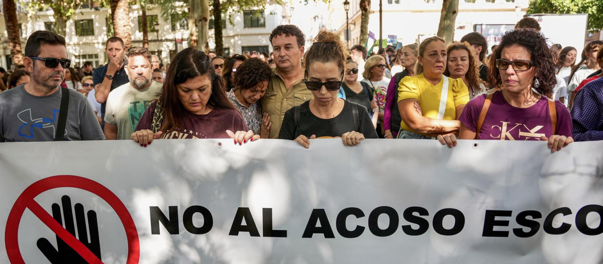 Los padres de Sandra Peña, en la manifestación contra el acoso escolar, en Sevilla (archivo)