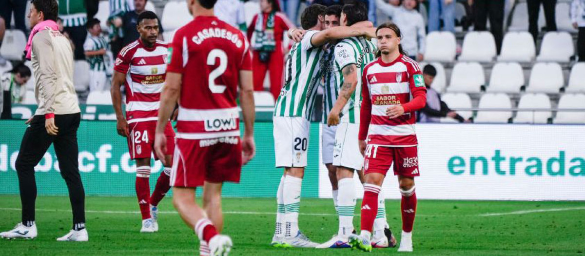 Los jugadores del Córdoba celebran el triunfo ante el Granada