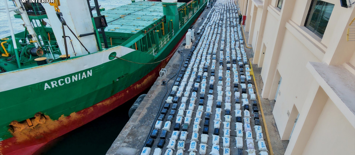 El barco "Arcoian", interceptado por la Guardia Civil en Canarias con más de 30 toneladas de cocaína