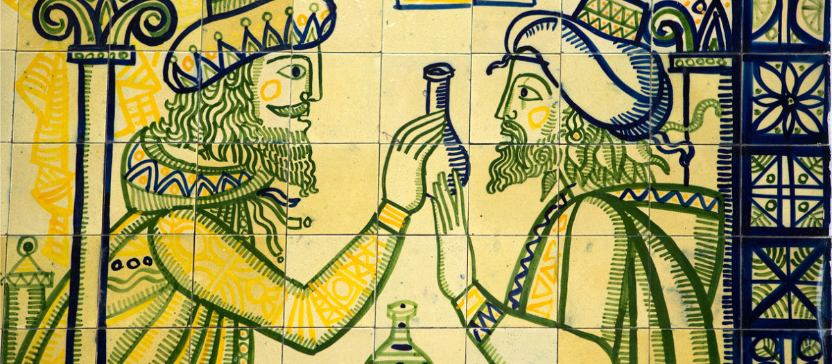 Mosaico de azulejos de antiguos árabes expuesto en una antigua farmacia de Córdoba