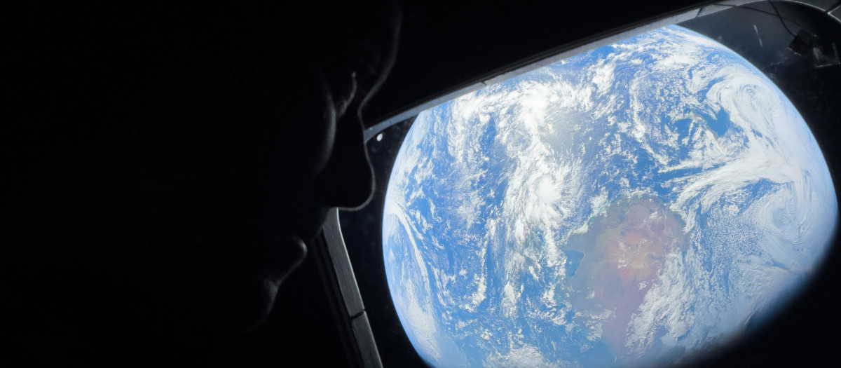 (Foto de ARCHIVO)
April 4, 2026, Orion Capsule, Outer Space: NASA astronaut and Artemis II Commander Reid Wiseman  peers out of one of the Orion spacecraft's main cabin window, looking back at Earth, as the crew travels towards the Moon, April 2, 2026, from Space.,Image: 1088677820, License: Rights-managed, Restrictions: , Model Release: no, Credit line: Nasa/Nasa / Zuma Press / ContactoPhoto
Editorial licence valid only for Spain and 3 MONTHS from the date of the image, then delete it from your archive. For non-editorial and non-licensed use, please contact EUROPA PRESS.

04/4/2026 ONLY FOR USE IN SPAIN