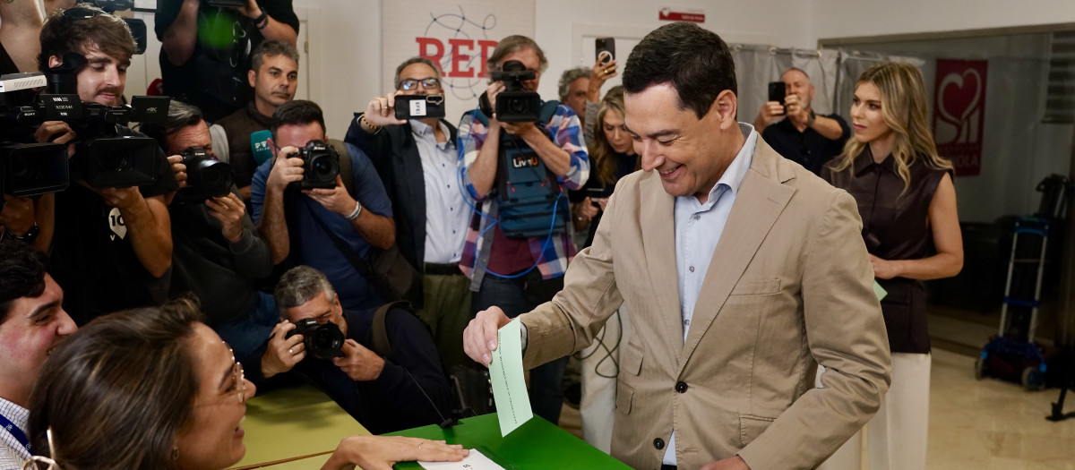 El candidato a la reelección , Juanma Moreno, ejerce su derecho al voto en el colegio del Sagrado Corazón de Jesús de Málaga