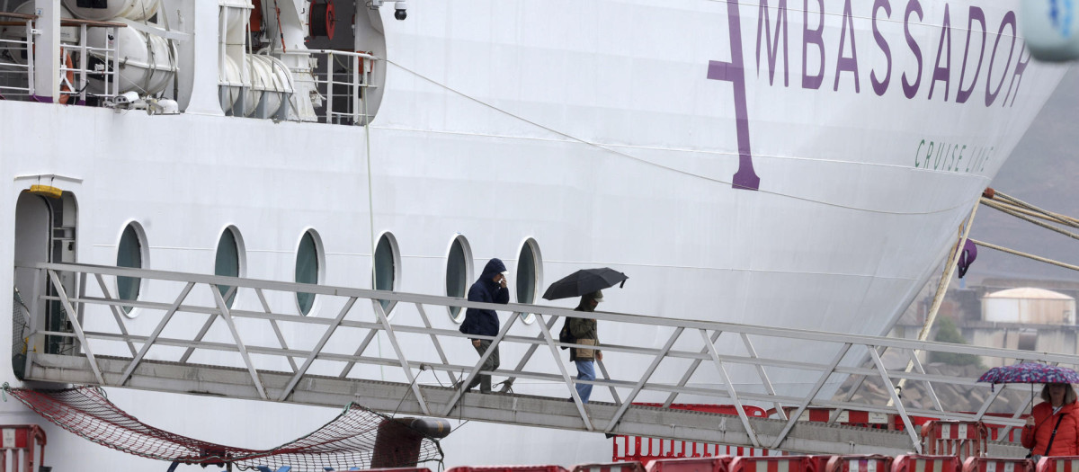 El crucero Ambition atracó este domingo en el puerto gijonés de El Musel