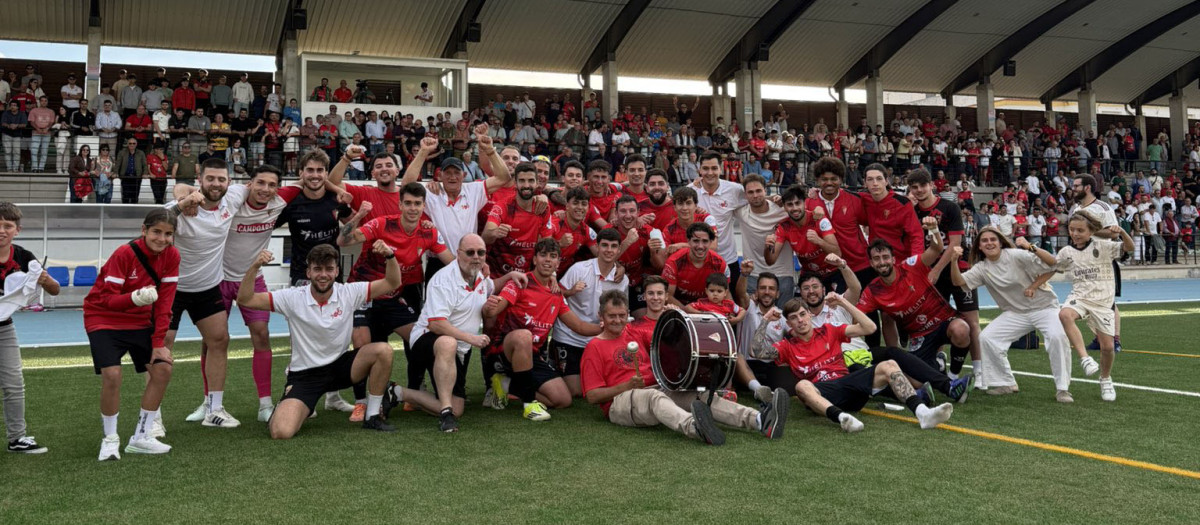 La celebración del cuadro de Cabra tras eliminar a la Lebrijana