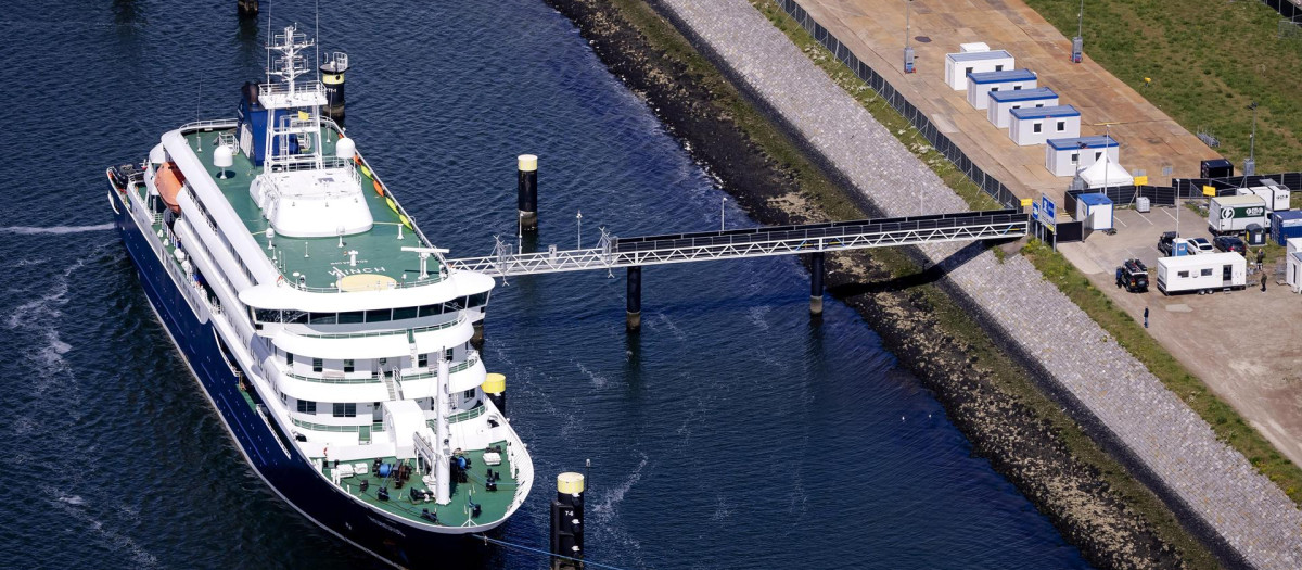 Vista aérea del crucero MV Hondius, afectado por el hantavirus, tras su llegada al puerto de Róterdam