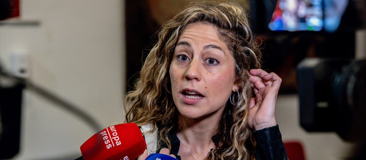 (Foto de ARCHIVO)
La coordinadora general de Sumar, Lara Hernández, atiende a los medios durante el acto del 40 Aniversario de Izquierda Unida, en el anfiteatro de la sede de UGT, a 25 de abril de 2026, en Madrid (España). Izquierda Unida nació como una coalición electoral encabezada por el Partido Comunista de España para concurrir a las elecciones generales de España de 1986 y que agrupó a diversos partidos de izquierdas.

Ricardo Rubio / Europa Press
25/4/2026