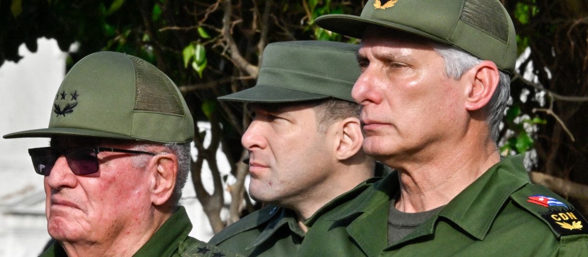El dictador de Cuba, Miguel Díaz-Canel (derecha), el coronel Raúl Guillermo Rodríguez Castro (centro), nieto del expresidente Raúl Castro, y el ministro de las Fuerzas Armadas, general Álvaro López Miera