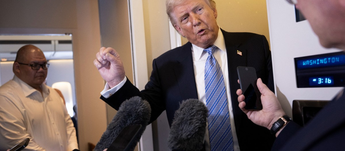 El presidente estadounidense Donald Trump habla con los periodistas a bordo del Air Force One