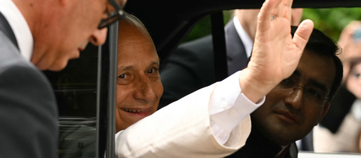 León XIV saluda a los fieles desde dentro del 'papamovil'