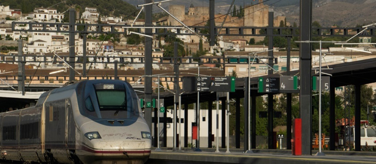 (Foto de ARCHIVO)
Tren en Granada.

REMITIDA / HANDOUT por ALEJANDRO GARCÍA CALZADO
Fotografía remitida a medios de comunicación exclusivamente para ilustrar la noticia a la que hace referencia la imagen, y citando la procedencia de la imagen en la firma
20/6/2019