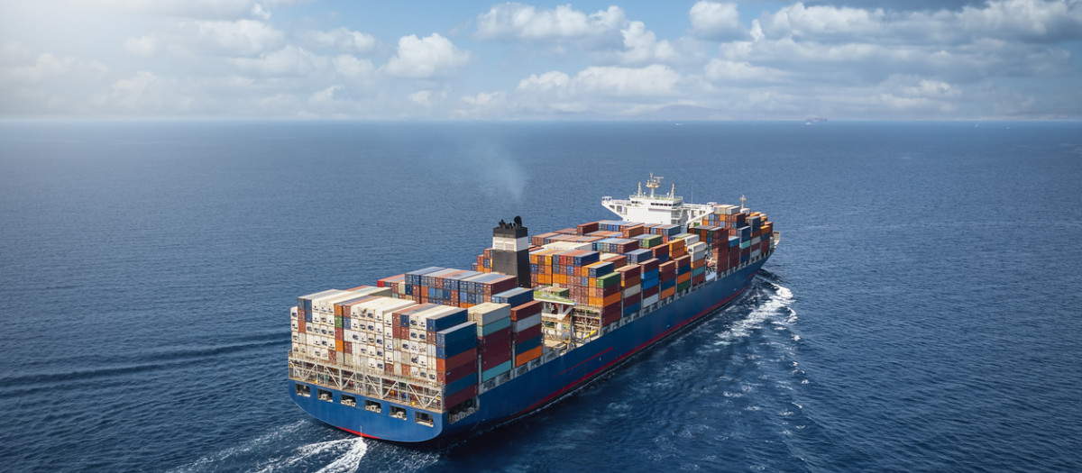 Un barco en medio del océano