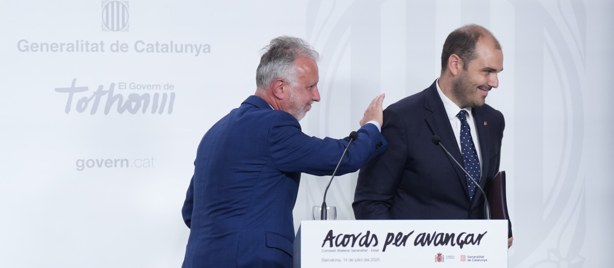 El Consejero de la Presidencia Albert Dalmau Miranda (d), y el ministro de Política Territorial y Memoria Democrática de España, Ángel Víctor Torres (i), ofrecen declaraciones en una rueda de prensa, tras la reunión de la Comisión bilateral Estado-Generalitat, en el Palau de la Generalitat, a 14 de julio de 2025, en Barcelona, Cataluña (España).
