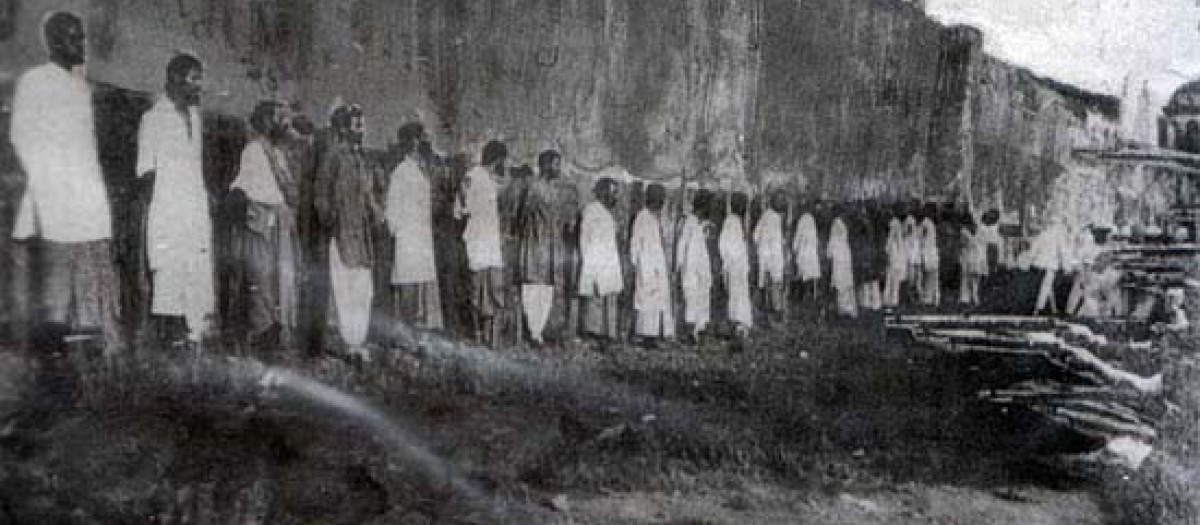 Ejecuciones públicas de cipayos amotinados condenados en Outram Road , Singapur, alrededor  de marzo de 1915
