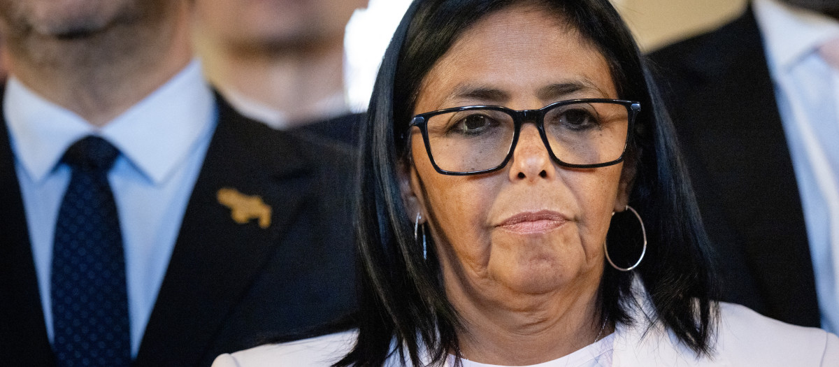 La presidenta interina de Venezuela, Delcy Rodríguez, observa mientras habla con periodistas tras una sesión en la Corte Internacional de Justicia (CIJ) sobre la región de Esequibo en La Haya,