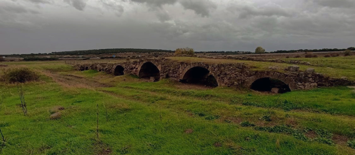El puente de origen romano de la localidad salmantina de Carrascal de Barregas