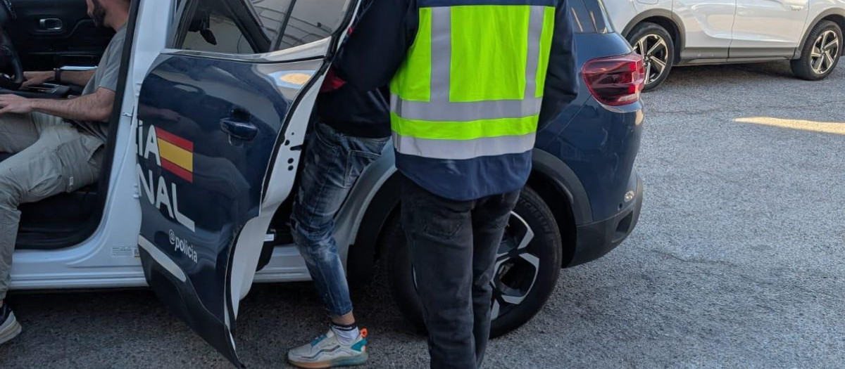 Uno de los expulsados subiendo a un coche patrulla de la Policía Nacional

REMITIDA / HANDOUT por POLICÍA NACIONAL
Fotografía remitida a medios de comunicación exclusivamente para ilustrar la noticia a la que hace referencia la imagen, y citando la procedencia de la imagen en la firma
20/5/2026
