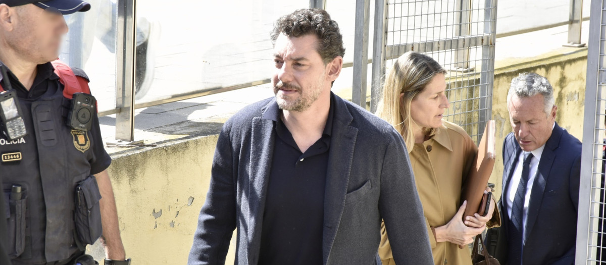 Jonathan Andic, el hijo del fundador de Mango, a su salida del Juzgado de Instrucción 5 de Martorell al hacer efectivo el pago de un millón de euros de fianza, a 19 de mayo de 2026, en Martorell, Barcelona, Catalunya (España). Los Mossos d'Esquadra han detenido a Jonathan Andic, el hijo del fundador de Mango, Isak Andic, por la muerte de su padre el 14 de diciembre de 2024 tras caer por un barranco en las Cuevas del Salnitre en Collbató (Barcelona). Jonathan Andic, que era el único acompañante el día de la muerte de su padre, está siendo investigado por el Juzgado de Instrucción 5 de Martorell (Barcelona).

David Oller / Europa Press
19/5/2026