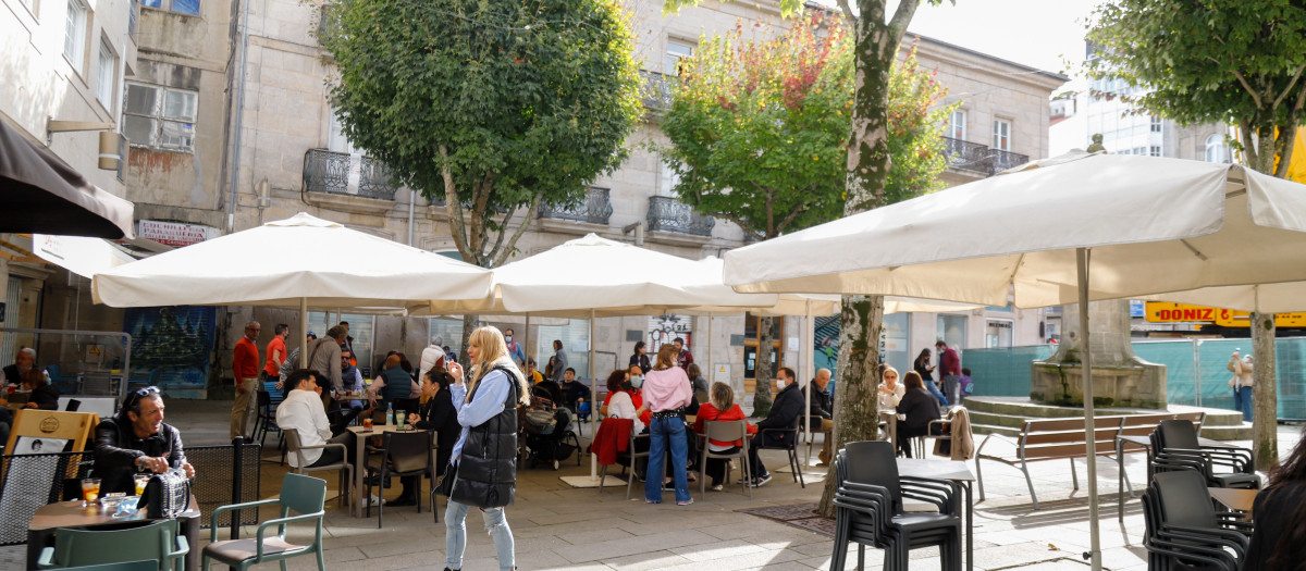 Grupos de comensales sentados en una terraza de un establecimiento