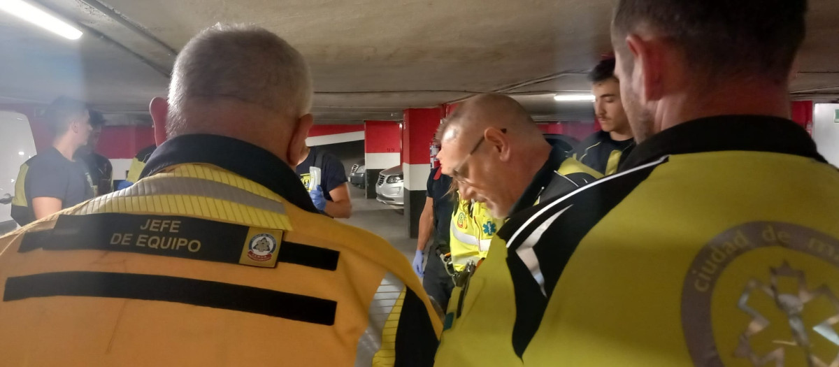 Los hechos han tenido lugar en un garaje de la calle Alcántara de Madrid

REMITIDA / HANDOUT por EMERGENCIAS MADRID
Fotografía remitida a medios de comunicación exclusivamente para ilustrar la noticia a la que hace referencia la imagen, y citando la procedencia de la imagen en la firma
21/5/2026