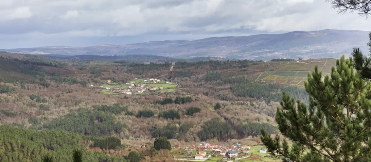 El pueblo gallego de apenas 400 habitantes que marcó la infancia de Pedro Alonso