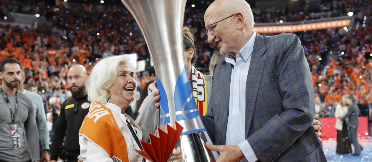 Imagen de Juan Roig y su mujer, Hortensia Herero, con la copa de campeones de la Liga Endesa femenina lograda por el Valencia Basket