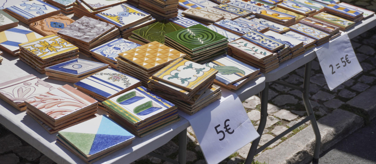 Piezas de azulejo puestas a la venta en un puesto de la Feira de Ladra, en Lisboa.