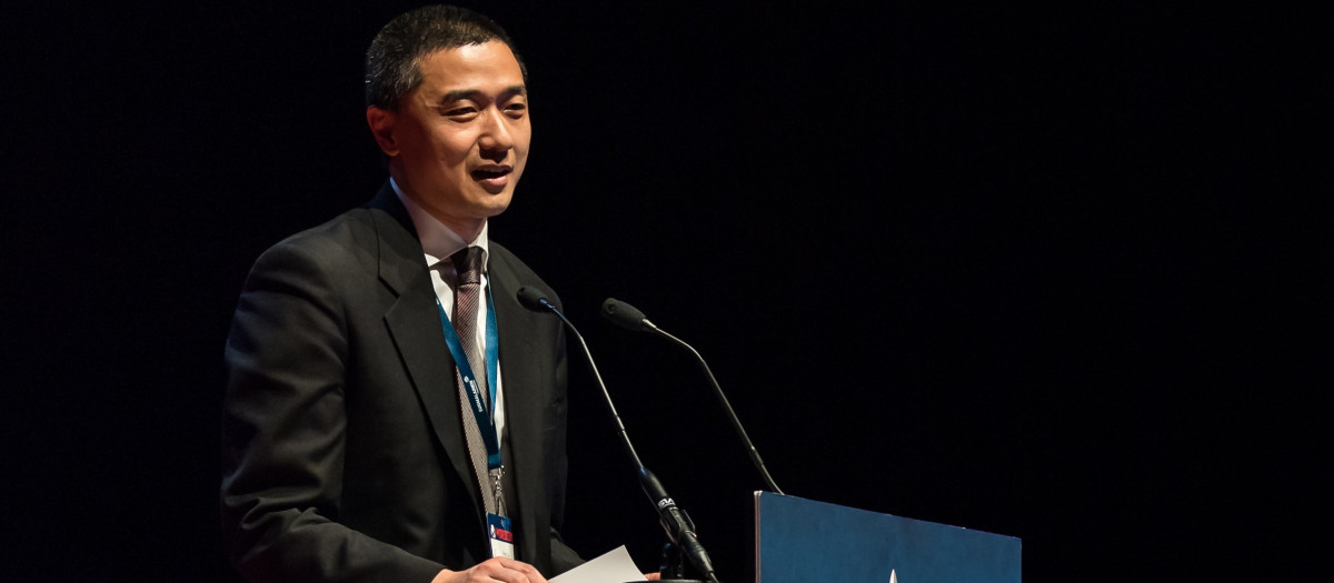Ken Lui recibiendo el premio Hugo en 2017