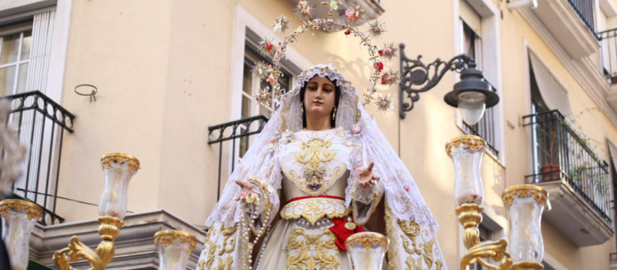La Virgen del Rocío procesionando por las calles de Málaga en Semana Santa