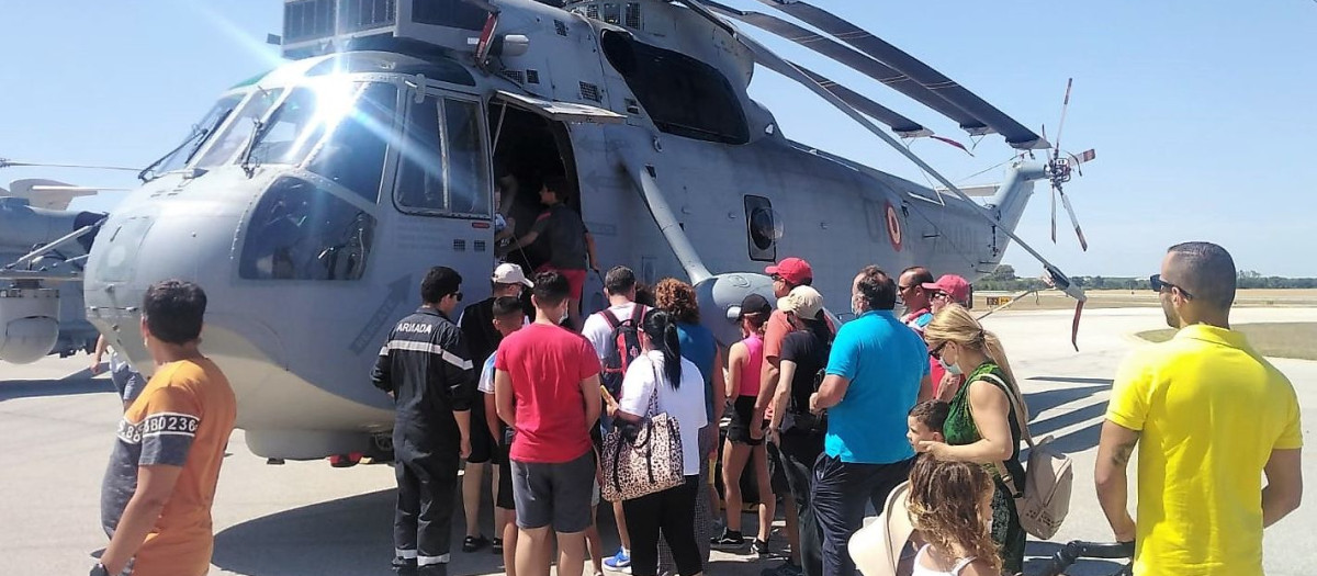 Un grupo de visita a la Base Naval de Rota (archivo)