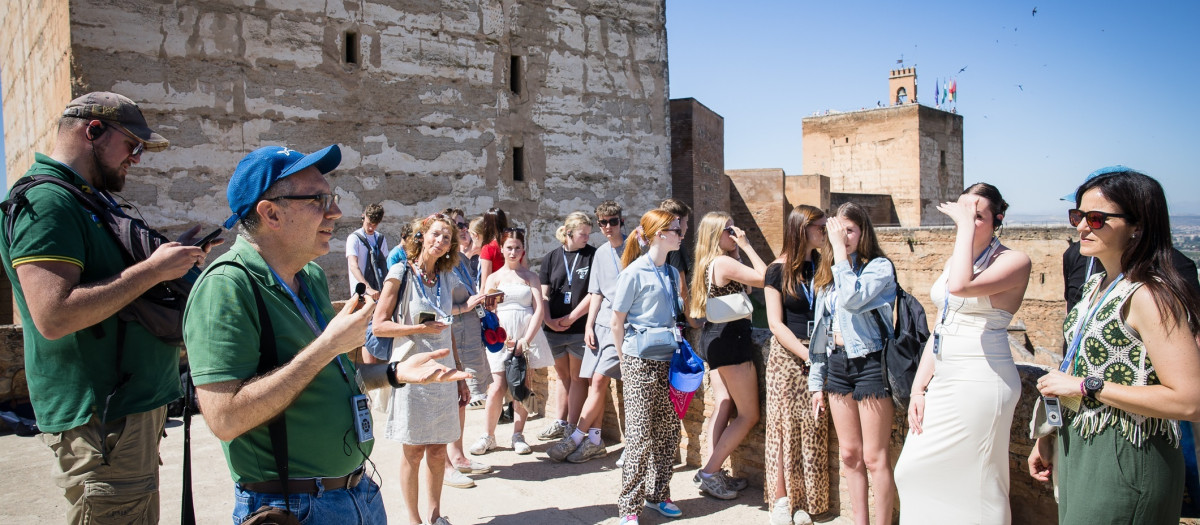 Grupo de visitantes utilizando el nuevo equipo de guiado.

REMITIDA / HANDOUT por PATRONATO DE LA ALHAMBRA/LUCÍA RIVAS
Fotografía remitida a medios de comunicación exclusivamente para ilustrar la noticia a la que hace referencia la imagen, y citando la procedencia de la imagen en la firma
20/5/2026