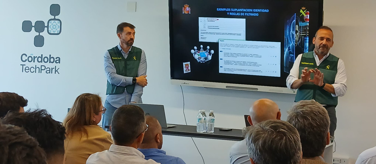 Clases formativas de la Guardia Civil de Córdoba en materia de ciberseguridad