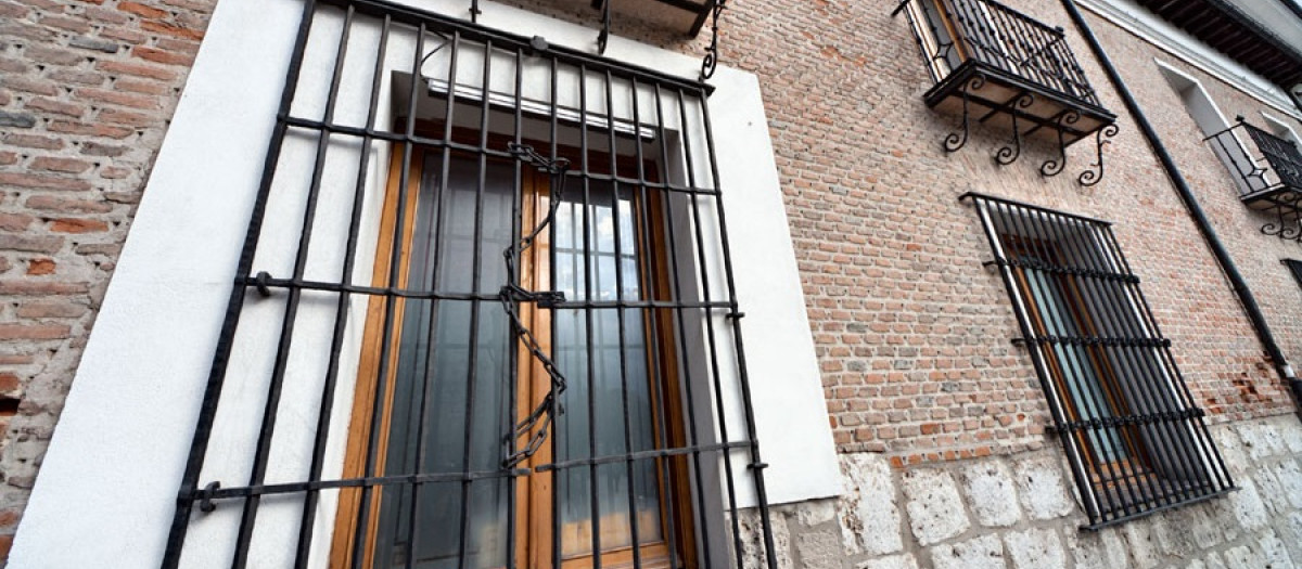 Ventana por la que, cuenta la leyenda, sacaron a Felipe II para ser bautizado en San Pablo