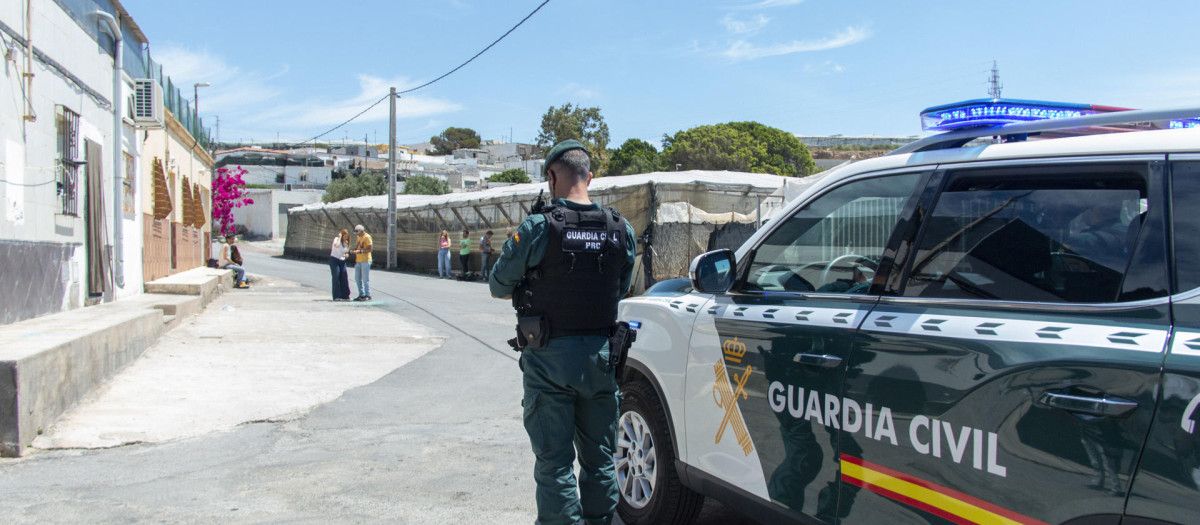 Agente de la Guardia Civil, en el lugar donde produjo el tiroteo en El Ejido (Almería)
