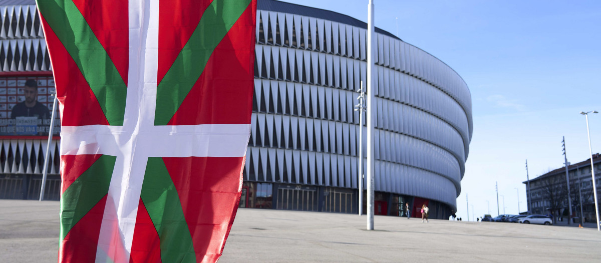 La bandera del País Vasco con San Mamés de fondo