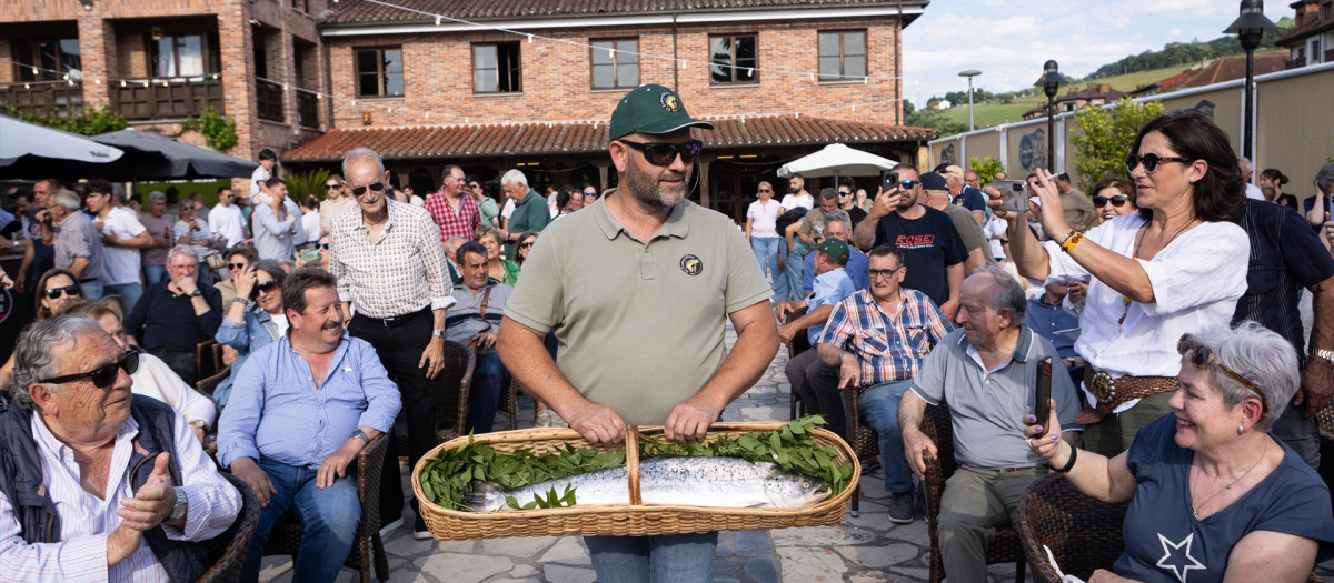 Subasta del primer salmón de la temporada, conocido como El Campanu