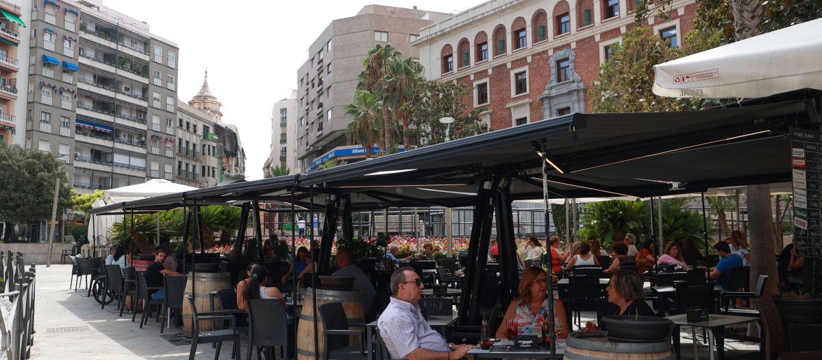 Terrazas de bares en la plaza de la Constitución
